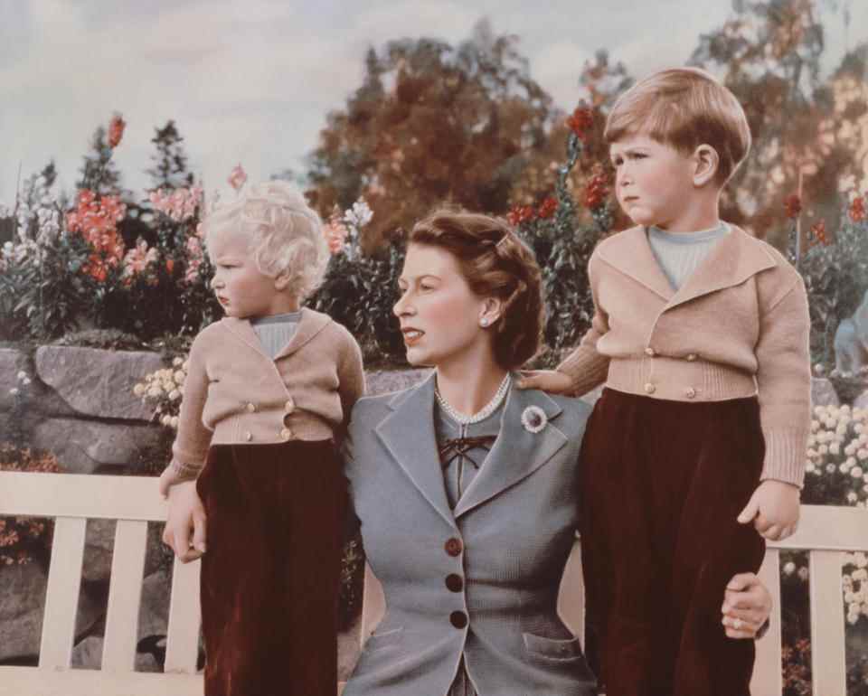 La princesse Anne avec son frère le prince Charles et leur mère la reine dans le parc du château de Balmoral, en Écosse, en 1952. (Getty Images)