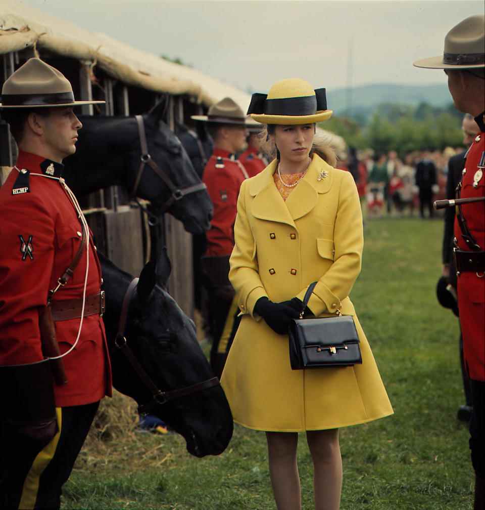 La princesse Anne au Bath and West Agricultural Show avec des membres de la Gendarmerie royale du Canada, en 1969. (Getty Images)