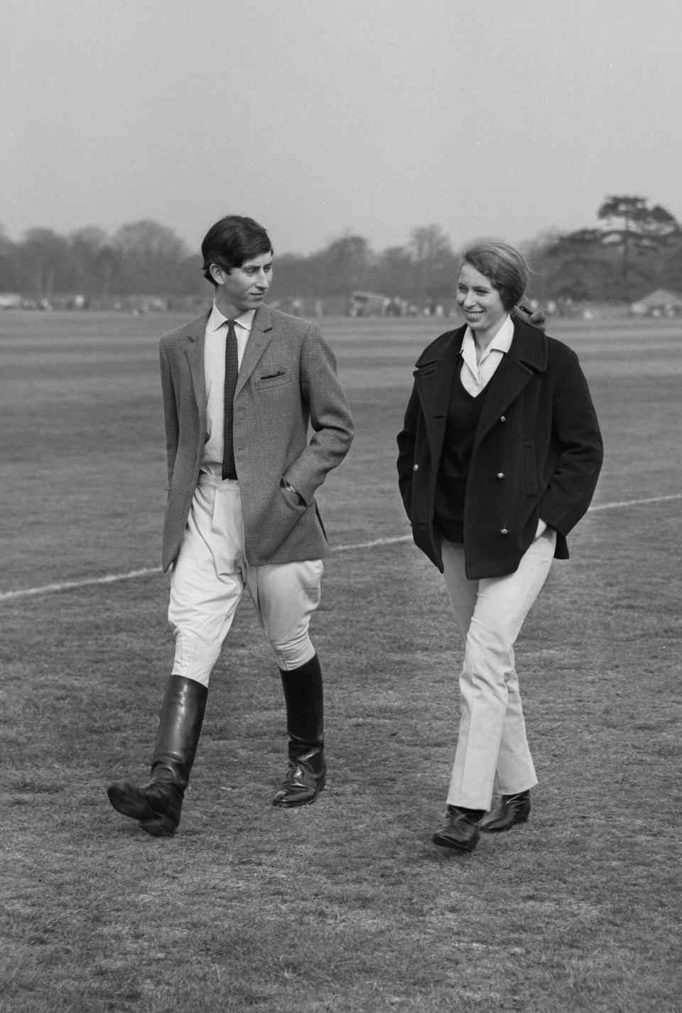 Le prince Charles et la princesse Anne au Windsor Great Park en 1968. (Getty Images)