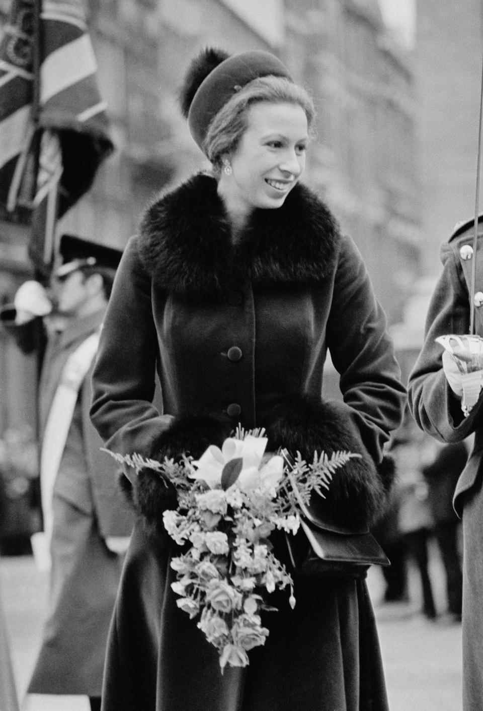La princesse Anne assiste à un événement officiel portant un long manteau avec des détails en fourrure en 1976. (Getty Images)