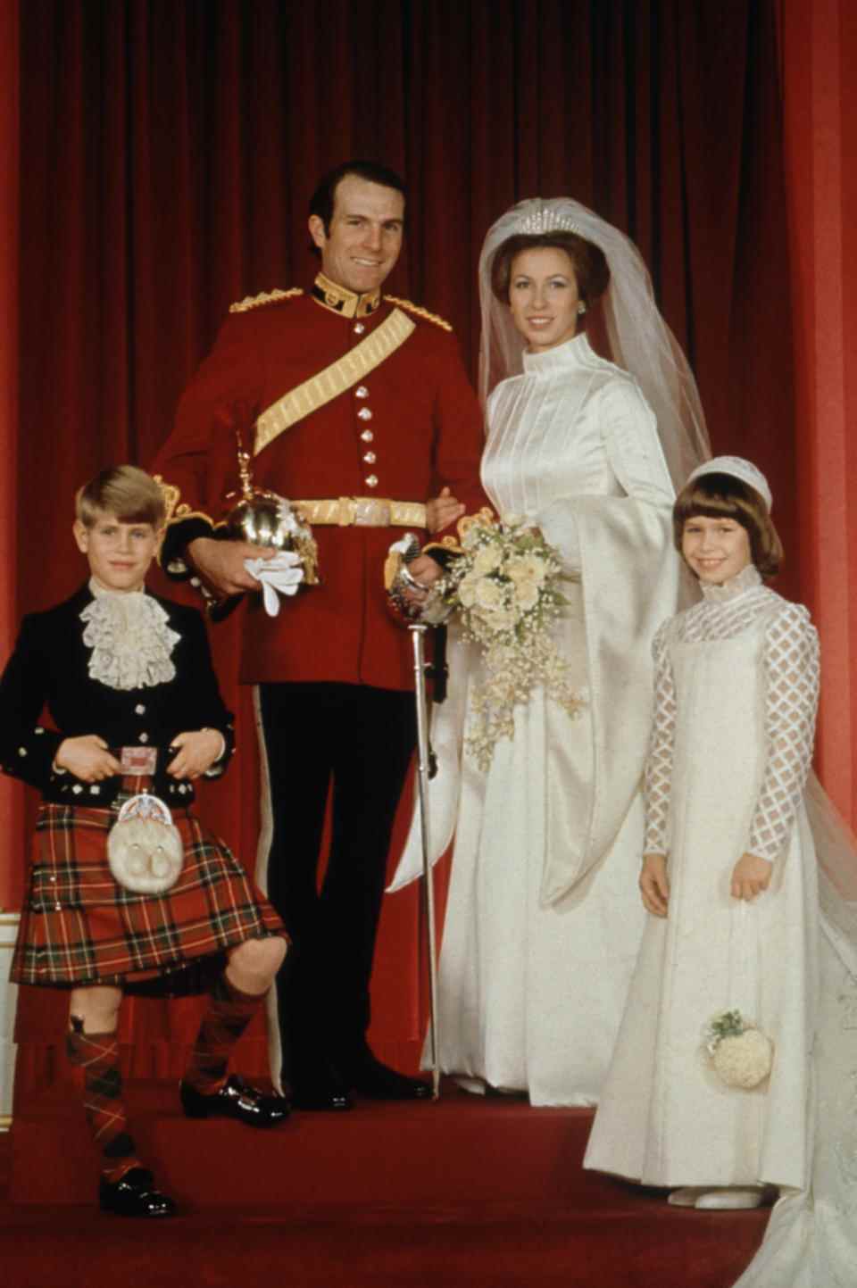 La princesse Anne le jour de son mariage avec son premier mari Mark Phillips, avec son jeune frère le prince Edward et sa cousine Lady Sarah Armstrong-Jones.  (Getty Images)