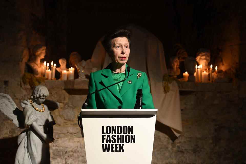 La princesse Anne prononce un discours alors qu'elle remet le prix Queen Elizabeth II Award for British Design lors de la Fashion Week de Londres en février 2020. (Getty Images)