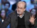 Sur cette photo d'archive prise le 16 novembre 2012, l'auteur britannique Salman Rushdie participe à l'émission télévisée 
