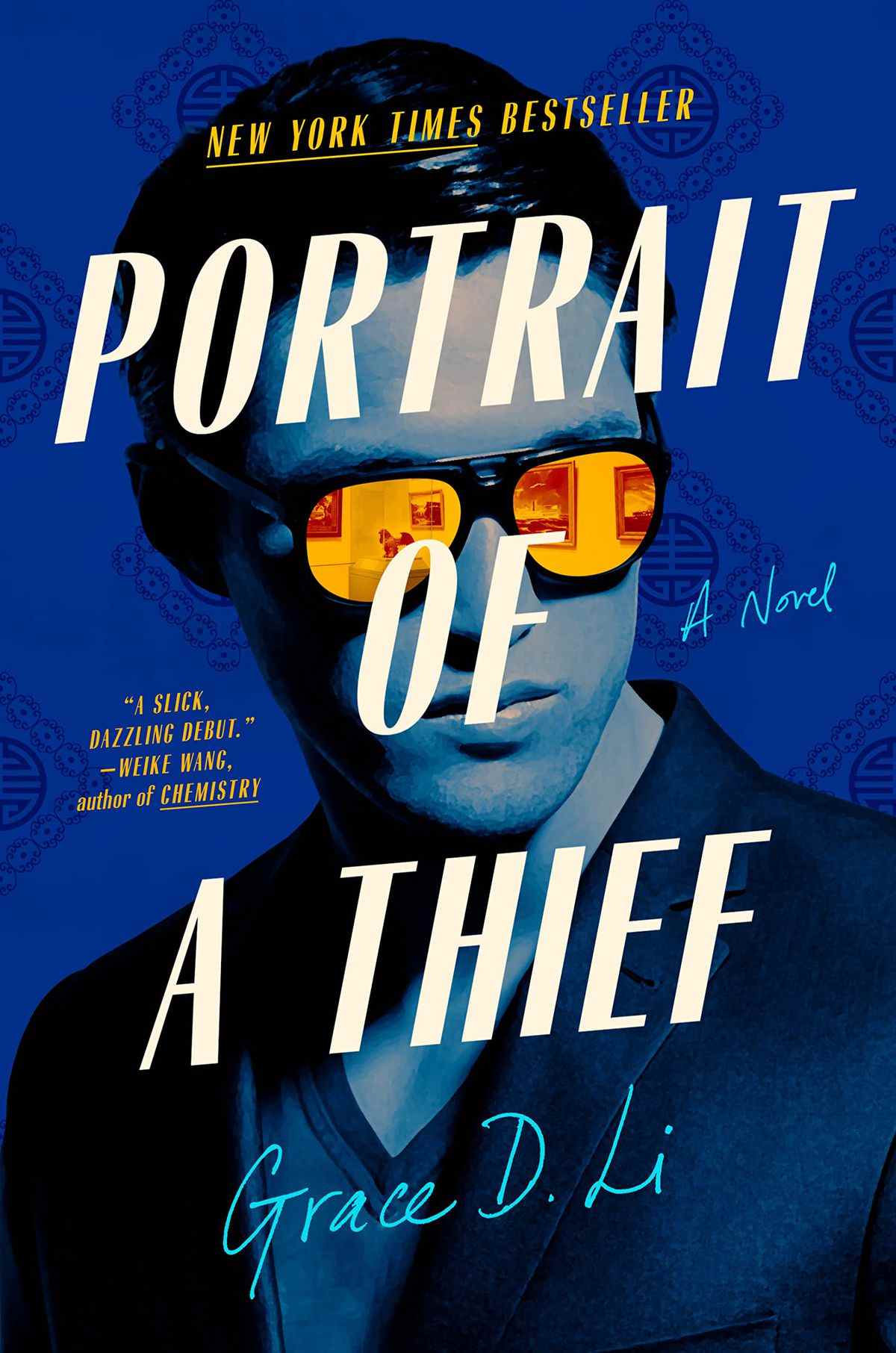 La couverture de Portrait of a Thief, qui montre le portrait d'un Asiatique, avec un bleu délavé et des lunettes de soleil réfléchissantes orange vif.