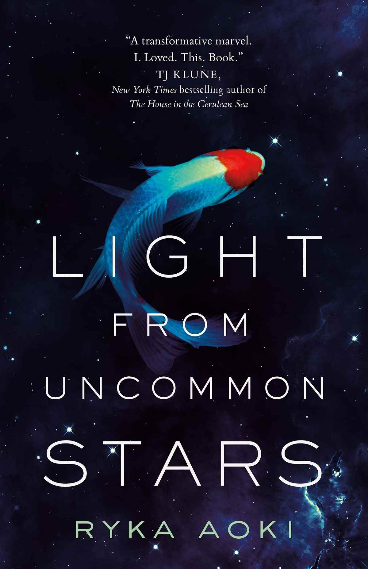 La couverture de Light from Uncommon Stars, qui représente un poisson koi nageant vers un ciel d'étoiles.