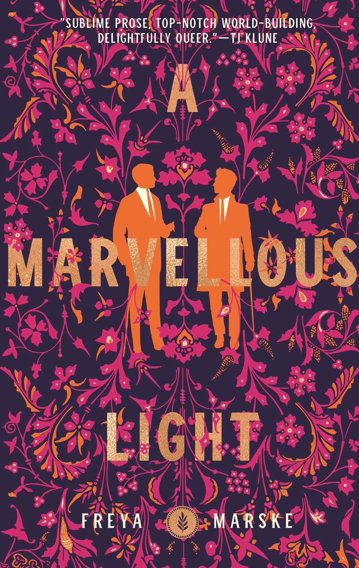 La couverture de A Marvelous Light qui présente la toile de fond/ombre de deux hommes, se regardant, en orange.  C'est sur un fond qui ressemble à du papier peint britannique vintage.