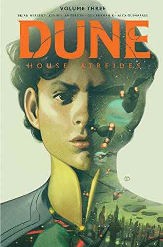 La couverture de Dune : House of Atreides Vol.  3, qui montre une grande illustration du visage d'un jeune homme blanc, avec la moitié du visage remplie d'illustrations de navires volant dans un ciel sombre.