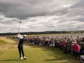 Tiger Woods, des États-Unis, joue depuis le 12e tee lors du premier tour du championnat de golf British Open sur le Old Course à St. Andrews, en Écosse, le jeudi 14 juillet 2022.