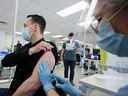 Un homme est vacciné contre la variole du singe dans une clinique gérée par les autorités de santé publique à Montréal, le 6 juin 2022.