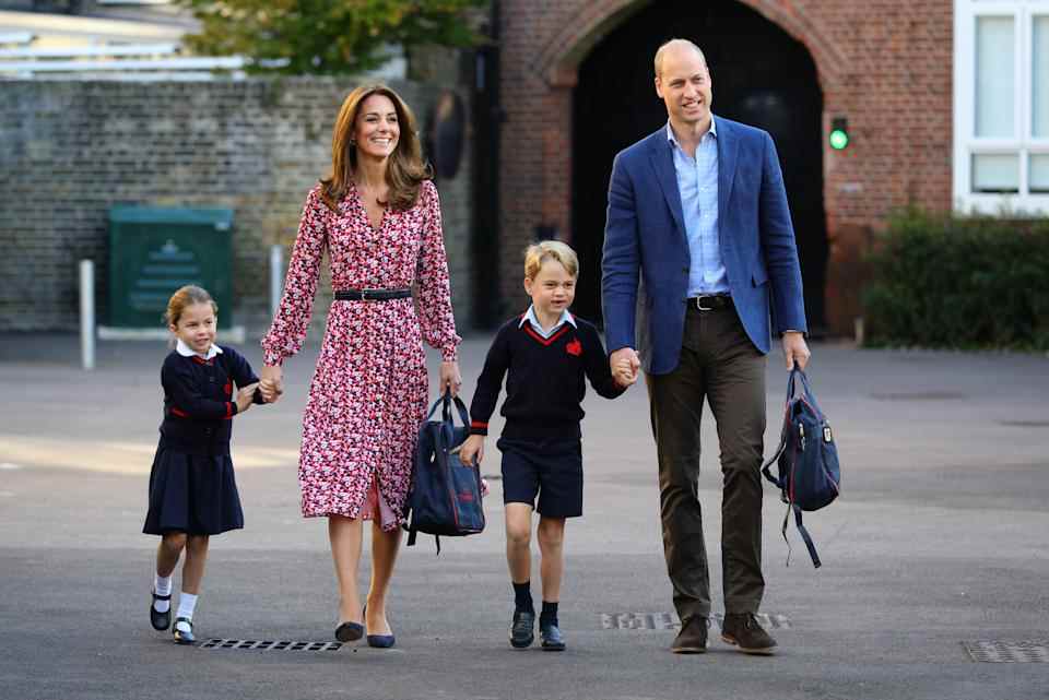 LONDRES, ROYAUME-UNI – 5 SEPTEMBRE: La princesse Charlotte arrive pour son premier jour d'école, avec son frère le prince George et ses parents le duc et la duchesse de Cambridge, à Thomas's Battersea à Londres le 5 septembre 2019 à Londres, en Angleterre.  (Photo par Aaron Chown - Piscine WPA/Getty Images)