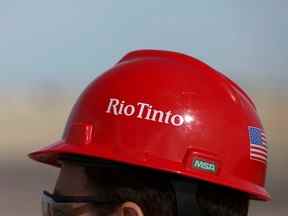 Le logo Rio Tinto est affiché sur le casque d'un visiteur dans une mine en Californie.
