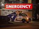 Photo d'archive : Une ambulance quitte le service des urgences du Toronto Western Hospital pendant la pandémie de COVID-19.