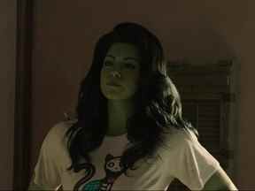 Tatiana Maslany dans le rôle de Jennifer « Jen » Walters/She-Hulk dans She-Hulk : avocate des studios Marvel.