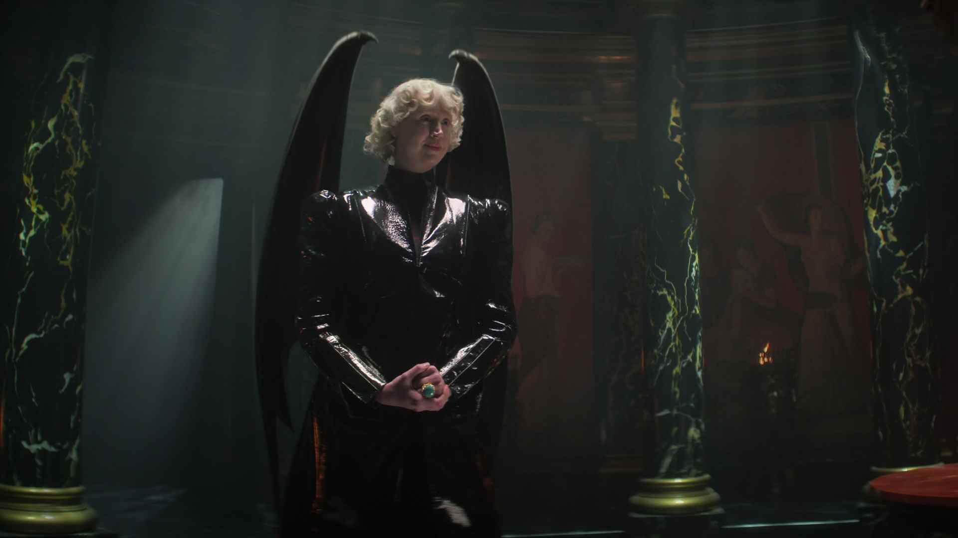 Gwendoline Christie dans le rôle de Lucifer dans The Sandman