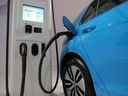 Une borne de recharge pour véhicules électriques à l'écran Volkswagen lors de la journée des médias au Salon international de l'auto de Toronto.