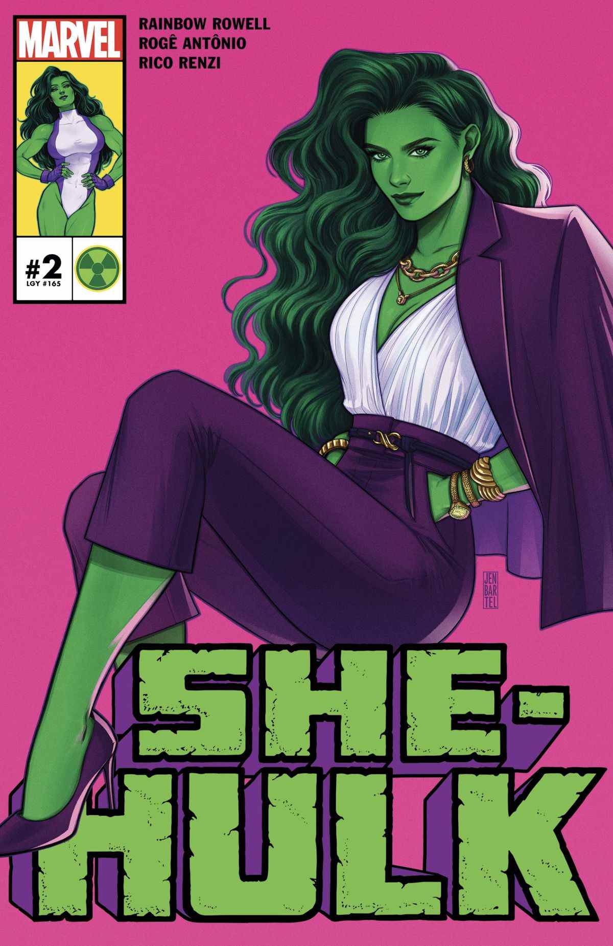 She-Hulk s'allonge, assise sur les lettres du titre de son propre livre, vêtue d'un tailleur jupe violet très à la mode, d'un chemisier blanc et de bijoux en or sur la couverture de She-Hulk # 2 (2022)