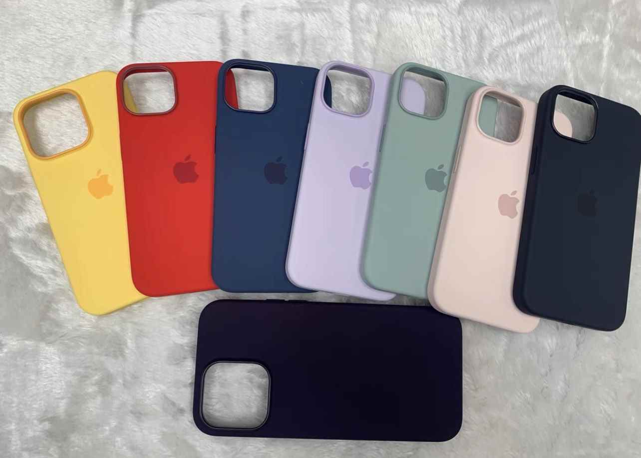 Une photo de reproductions d'étuis pour iPhone 14, montrant huit coloris différents.