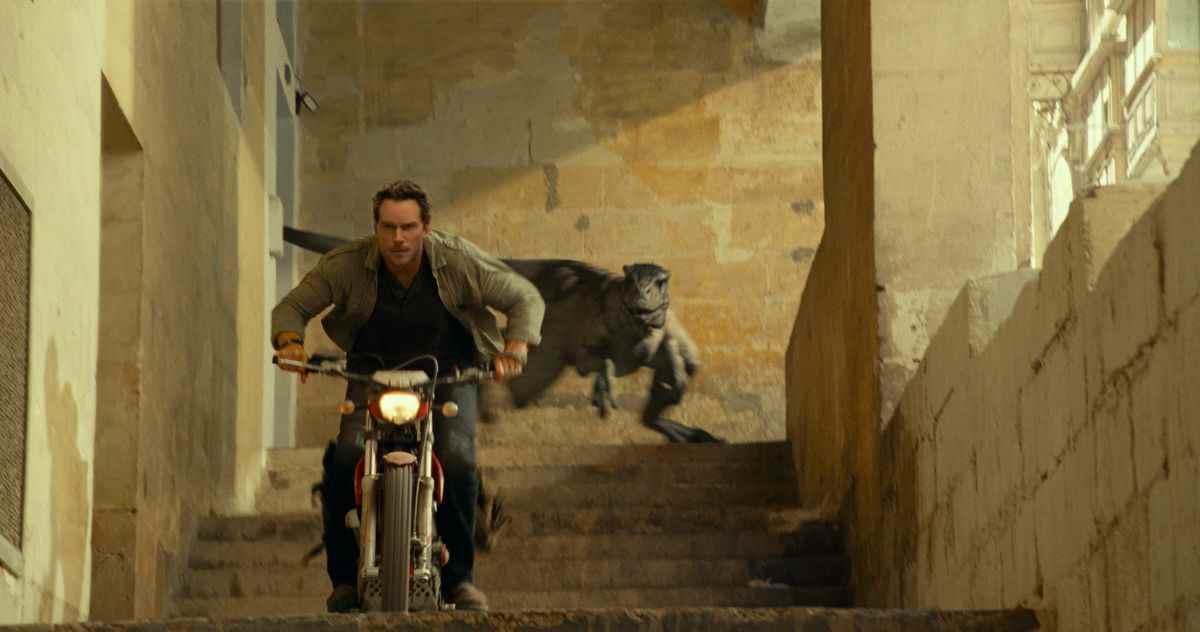 Un raptor poursuit Chris Whatshisname sur une moto dans Jurassic World: Dominion