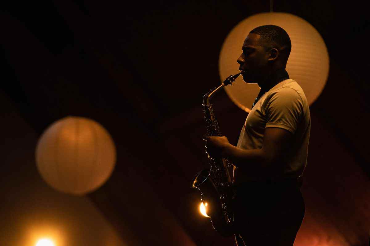 Thomas Antony Olajide dans le rôle de Dezi joue du saxophone dans Learn to Swim.
