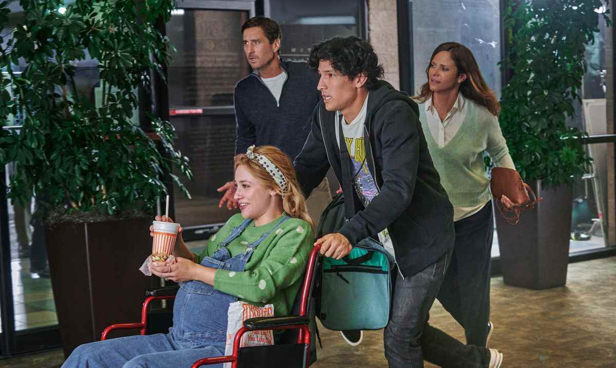 Gabe (Danny Ramirez) amène Natalie (Lili Reinhart) enceinte à l'hôpital en fauteuil roulant, tandis que ses parents Rick (Luke Wilson) et Tina (Andrea Savage) courent à ses côtés dans Look Both Ways.