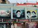 Vue des bannières représentant le défunt dirigeant iranien, l'ayatollah Ruhollah Khomeini, le dirigeant suprême iranien, l'ayatollah Ali Khamenei, et le dirigeant libanais du Hezbollah, Sayyed Hassan Nasrallah, dans la ville de Yaroun, au sud du Liban, le 15 août 2022. REUTERS/Issam Abdallah