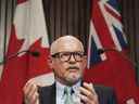 Le Dr Kieran Moore, médecin hygiéniste en chef de l'Ontario, prend la parole lors d'une conférence de presse à Queen's Park à Toronto le lundi 11 avril 2022.   