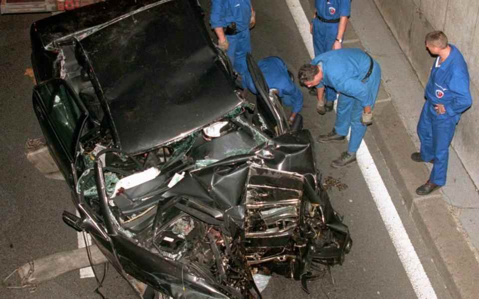 Les enquêteurs inspectent l'épave du véhicule après l'accident impliquant le Princess of Wales - AP Photo/Jerome Delay