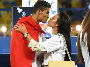La star du football Cristiano Ronaldo et sa petite amie Georgina Rodriguez gagnent près d'un million de dollars par publication sur Instagram.