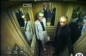 Diana, princesse de Galles, et son petit ami Dodi Fayed dans une capture d'écran d'une séquence vidéo en circuit fermé prise à l'hôtel Ritz à Paris peu avant l'accident de voiture mortel dans lequel ils ont été tués le 31 août 1997.