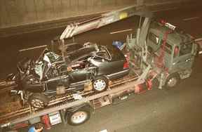 Cette photo d'archive prise le 31 août 1997 montre l'épave de la voiture de la princesse Diana en train d'être soulevée sur un camion dans le tunnel de l'Alma à Paris.  Il y a vingt ans, le 31 août 1997, la princesse britannique Diana, princesse de Galles, mourait dans un accident de voiture à grande vitesse à Paris.