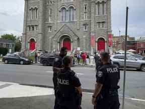 La Police d'Ottawa en face de l'ancienne église St. Brigid's dans la Basse-Ville où les membres du Peuple Uni du Canada (TUPOC) ont élu domicile.