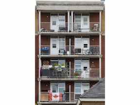 Une petite pancarte indiquant PARTEZ sur le balcon d'un appartement en face de l'ancienne église St. Brigid dans la Basse-Ville où le peuple uni du Canada (TUPOC) a élu domicile.