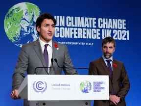 Le premier ministre Justin Trudeau et le ministre de l'Environnement et du Changement climatique Steven Guilbeault tiennent une conférence de presse à la COP26 à Glasgow, en Écosse, le 2 novembre 2021.
