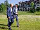 Le premier ministre Justin Trudeau et Olaf Scholz, chancelier de l'Allemagne, se promènent au sommet du G7 à Schloss Elmau le lundi 27 juin 2022.