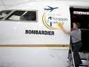 Un employé de Bombardier polit l'enseigne du biréacteur d'affaires Global 7500 de Bombardier en 2018.