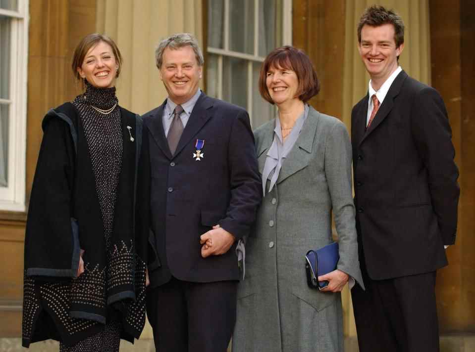 Robert Kime avec sa femme et ses enfants après sa nomination en tant que LVO en 2004 - PA