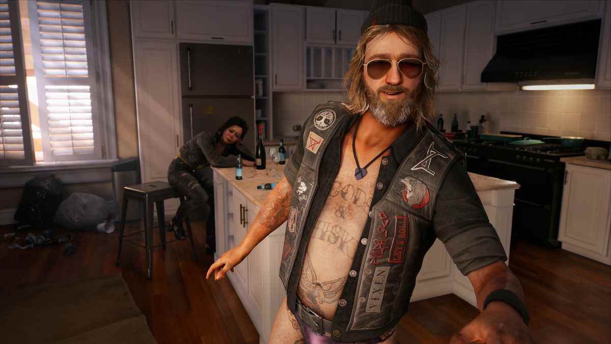 Un mec à l'allure hippie et un autre personnage traînant dans une cuisine sombre