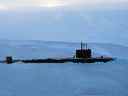 Le sous-marin HMS Trenchant de la Royal Navy après avoir traversé la glace d'un mètre d'épaisseur de l'océan Arctique.