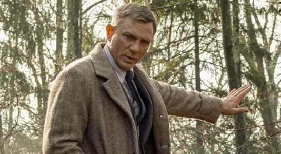 Daniel Craig holding hand out as Benoit Blanc in Knives Out