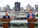 Le chancelier allemand Olaf Scholz, à gauche, écoute le discours du premier ministre Justin Trudeau lors d'une conférence de presse à Montréal.