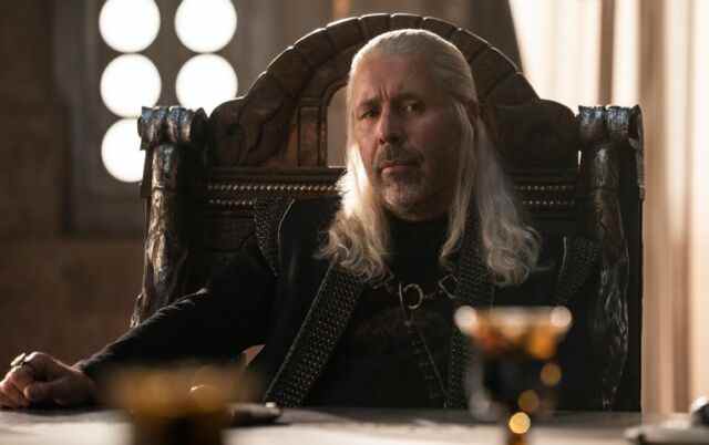 Paddy Considine joue le roi Viserys I Targaryen, un dirigeant chaleureux et généreux qui cherche désespérément un héritier mâle.