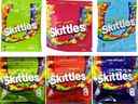 Rangée du haut : sacs de Skittles authentiques ;  rangée du bas : sacs de Skittles infusés au cannabis.  De nombreux produits comestibles au cannabis sont emballés pour ressembler à des bonbons et des collations populaires.