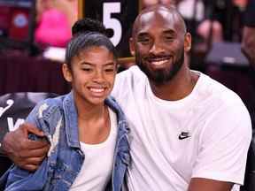 Kobe Bryant est photographié avec sa fille Gianna au WNBA All Star Game au Mandalay Bay Events Center à Las Vegas, le 27 juillet 2019.