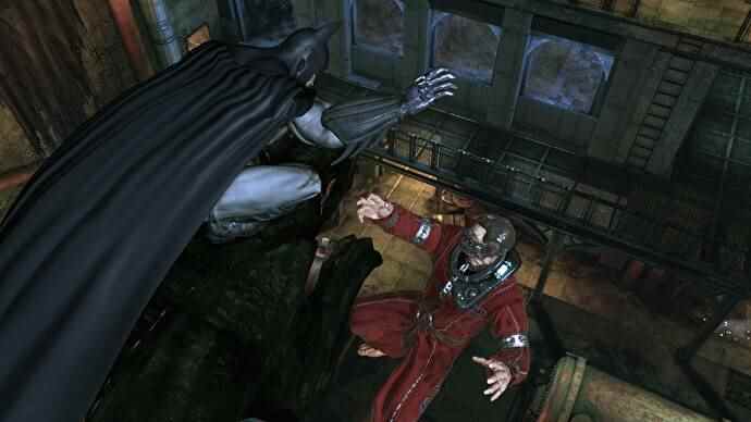 Batman suspend un méchant à une gargouille dans Batman: Arkham Asylum