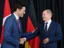 Le premier ministre du Canada Justin Trudeau (L) rencontre le chancelier allemand Olaf Scholz (R) à Montréal, Canada, le 22 août 2022.