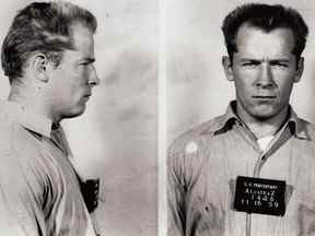 Cette photo fournie par le Sundance Institute montre James Whitey Bulger sur une photo de transfert de prisonnier du pénitencier américain d'Alcatraz, à San Francisco.  (AP Photo/Institut de Sundance)