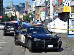 La police de Vancouver au bloc de 300 East Hastings Street après que des agents ont déployé un pistolet à sac de haricots sur une personne qui est décédée par la suite sur le trottoir le 22 août.