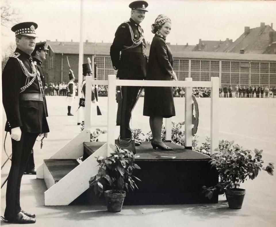 Bland avec la princesse Alice, duchesse de Gloucester, à Berlin, 1968, inspectant les Glosters