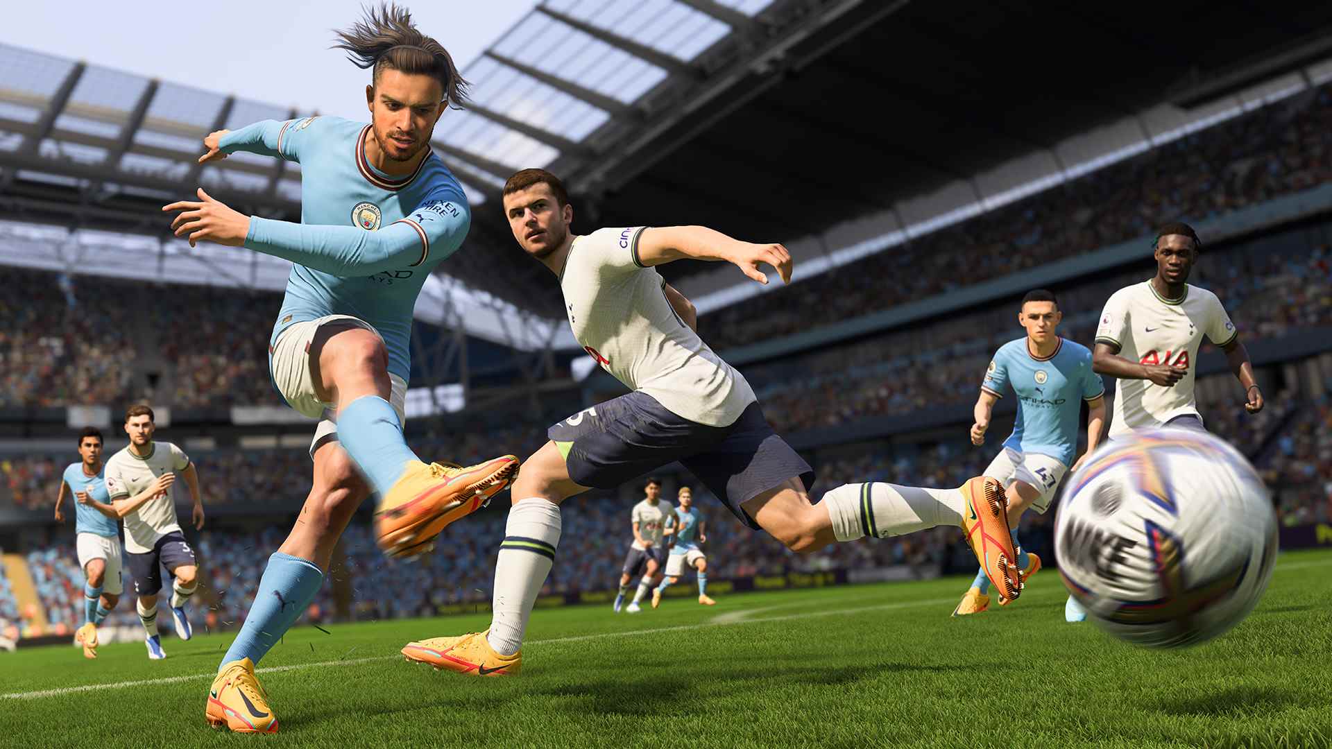 Joueur de FIFA 23 envoyant le ballon à huis clos devant un autre joueur