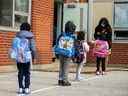 Les élèves arrivent pour la première fois depuis le début de la pandémie de maladie à coronavirus (COVID-19) à l'école publique Hunter's Glen Junior, qui fait partie du Toronto District School Board (TDSB) à Scarborough, Ontario, Canada le 15 septembre 2020. 
